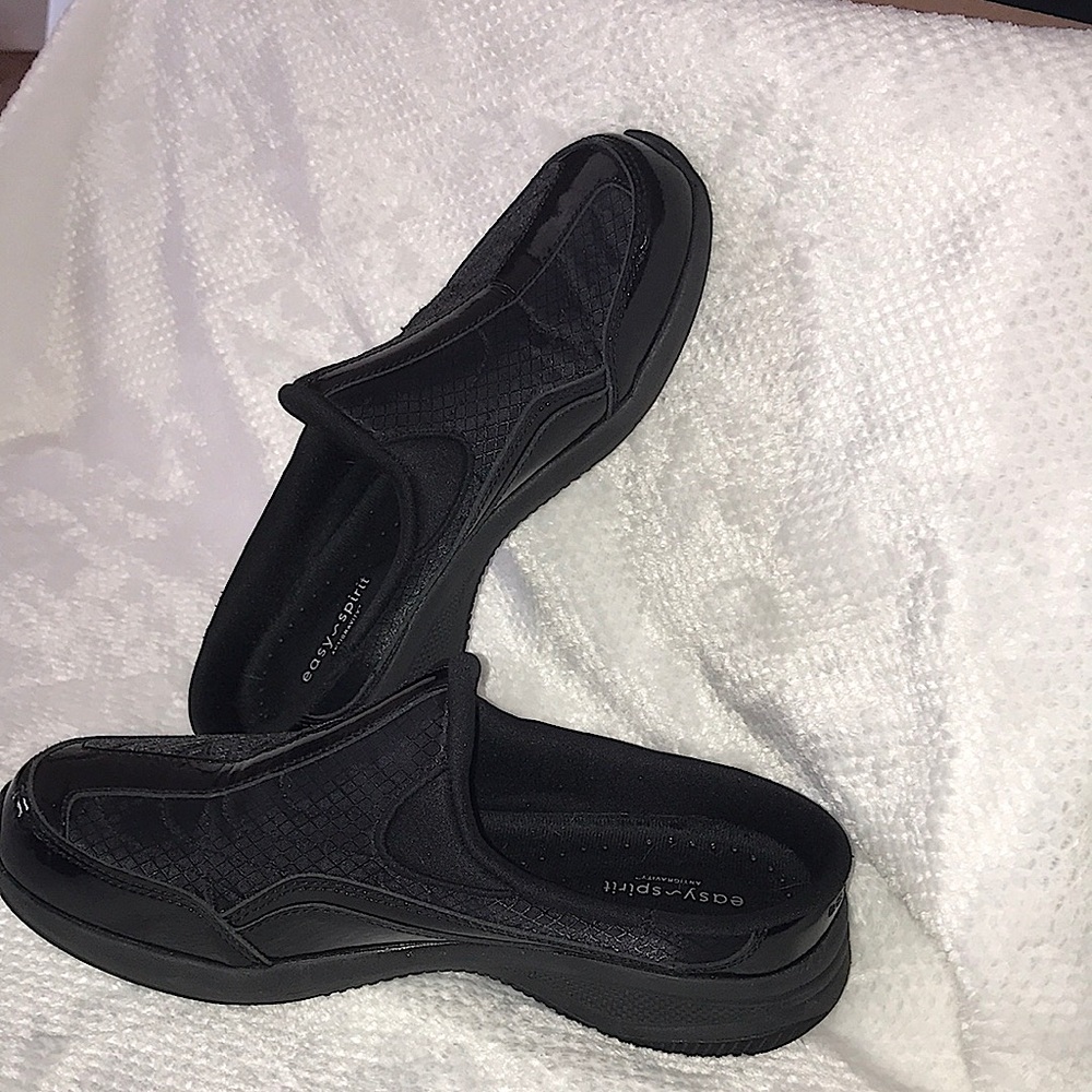 Women’s size 9 M, Easy Spirit patent leather/textile black shoes.